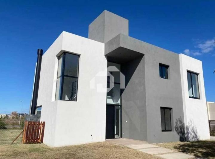 Casa · 227m² · 5 Ambientes · 2 Cocheras