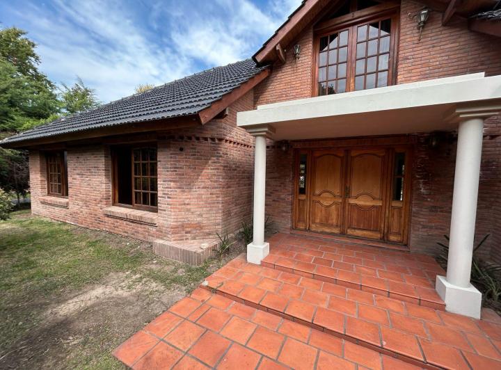 Casa · 352m² · 7 Ambientes · 3 Cocheras