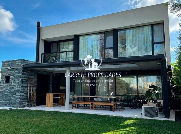 Casa · 270m² · 5 Ambientes · 4 Cocheras