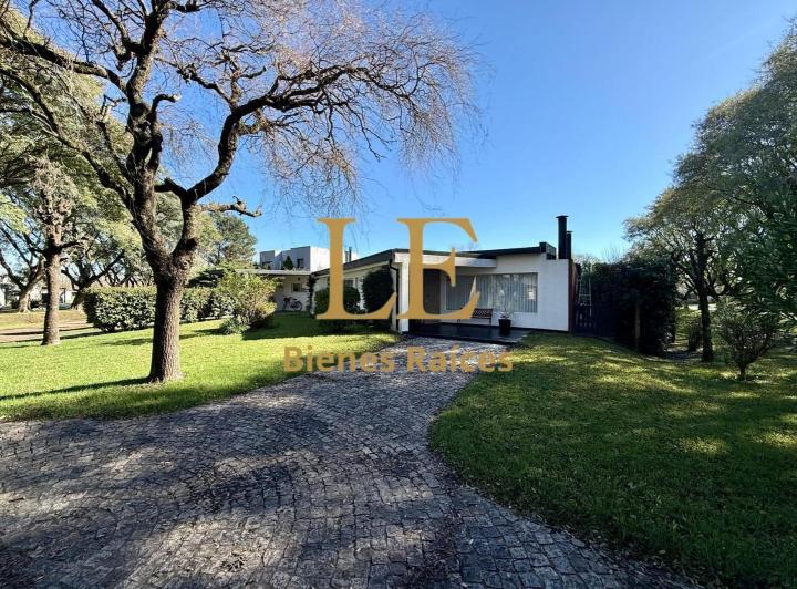 Casa · 230m² · 5 Ambientes · 5 Cocheras