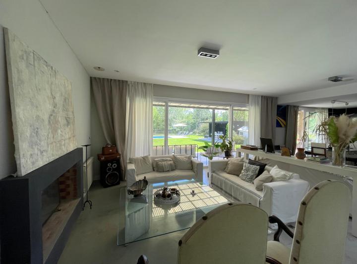 Casa · 239m² · 4 Dormitorios · 1 Cochera