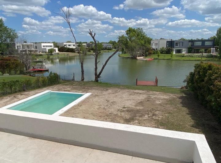 Casa · 220m² · 5 Ambientes · 2 Cocheras