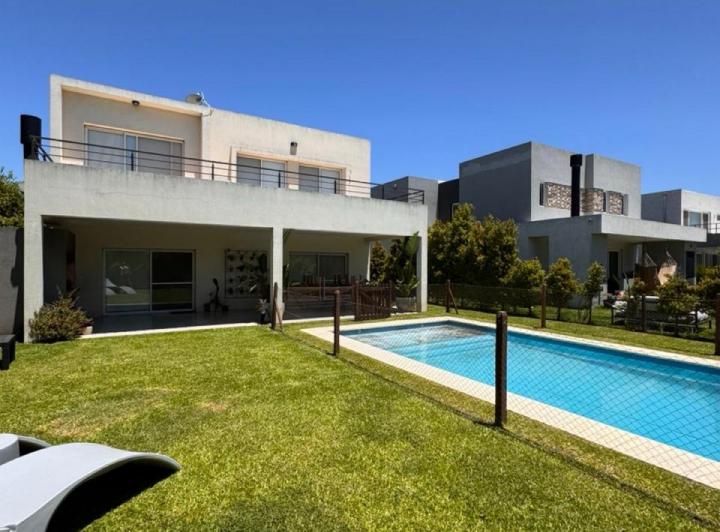 Casa · 200m² · 6 Ambientes · 2 Cocheras