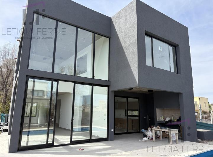 Casa · 240m² · 6 Ambientes