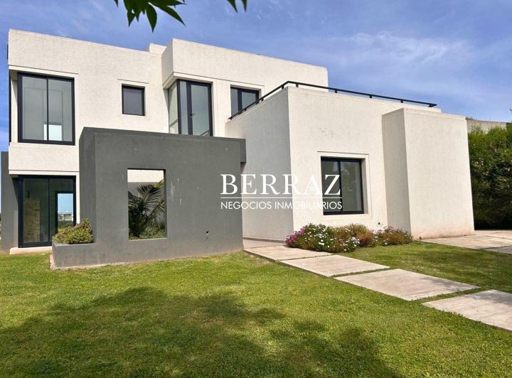 Casa · 226m² · 6 Ambientes · 2 Cocheras