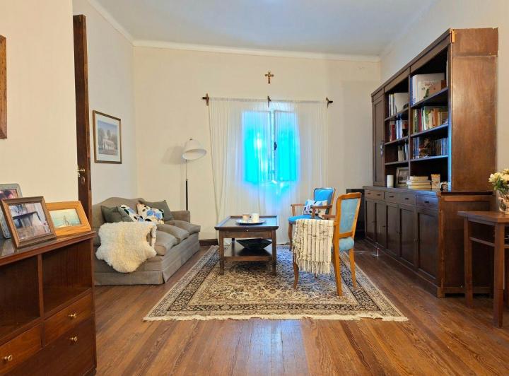 Casa · 260m² · 8 Ambientes · 1 Cochera