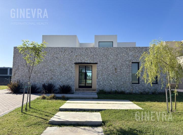 Casa · 223m² · 7 Ambientes · 2 Cocheras