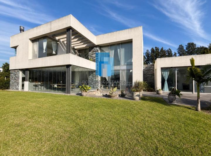 Casa · 450m² · 7 Ambientes · 2 Cocheras