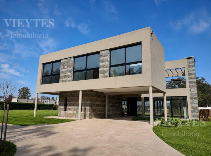 Casa · 220m² · 6 Ambientes · 8 Cocheras