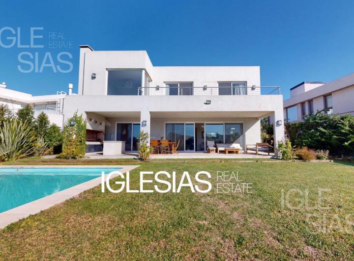 Casa · 270m² · 5 Ambientes · 2 Cocheras