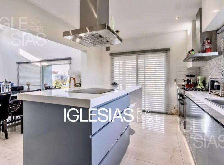 Casa · 240m² · 5 Ambientes · 2 Cocheras