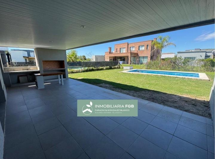 Casa · 176m² · 5 Ambientes · 4 Cocheras