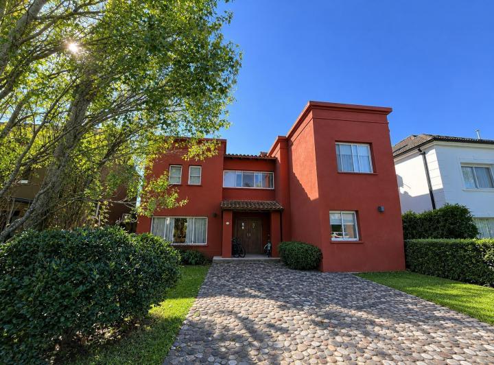 Casa · 202m² · 6 Ambientes · 3 Cocheras