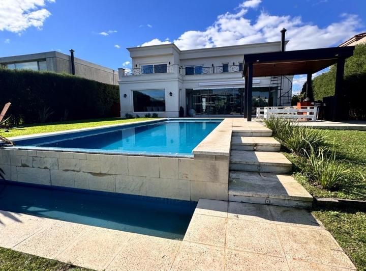 Casa · 326m² · 7 Ambientes · 1 Cochera