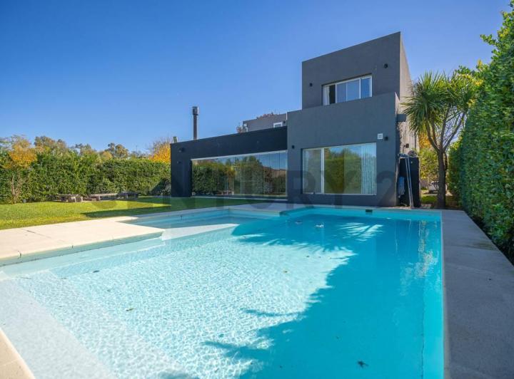 Casa · 277m² · 6 Ambientes · 4 Cocheras