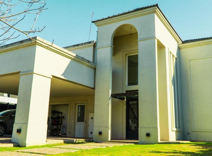 Casa · 265m² · 7 Ambientes · 4 Cocheras