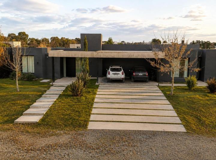 Casa · 208m² · 5 Ambientes · 2 Cocheras