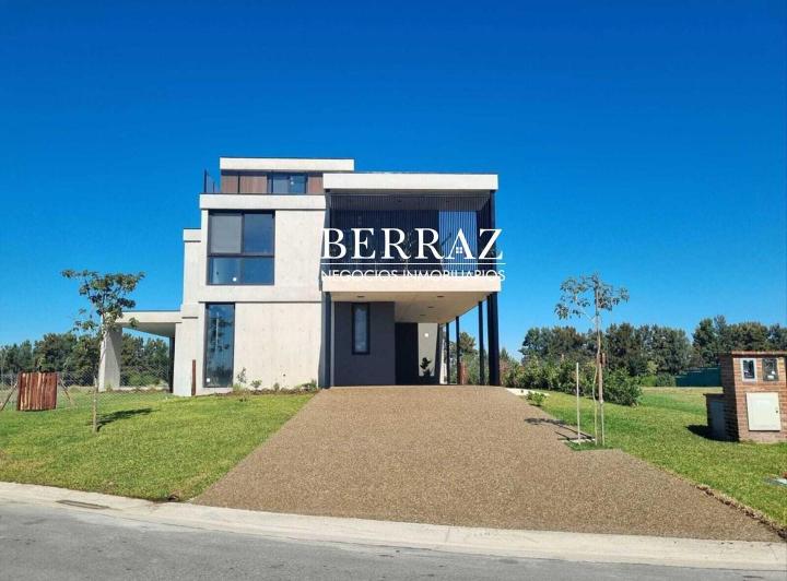 Casa · 346m² · 6 Ambientes · 4 Cocheras