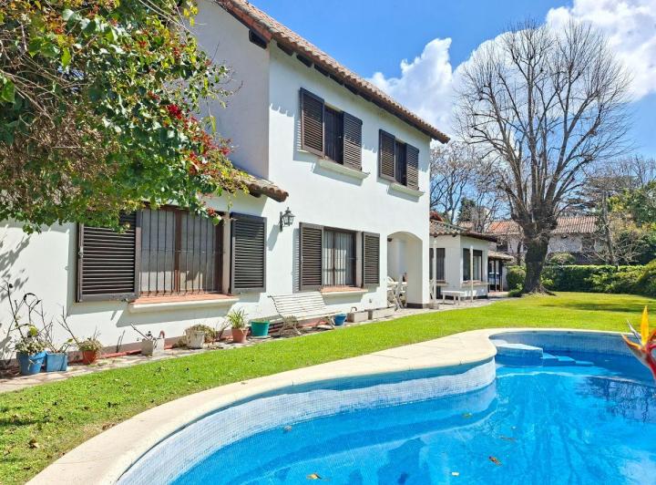 Casa · 308m² · 10 Ambientes · 1 Cochera