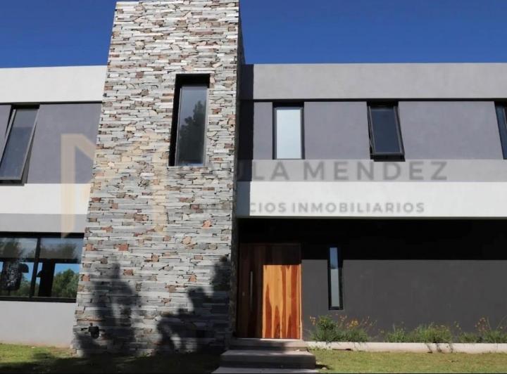 Casa · 270m² · 6 Ambientes · 1 Cochera