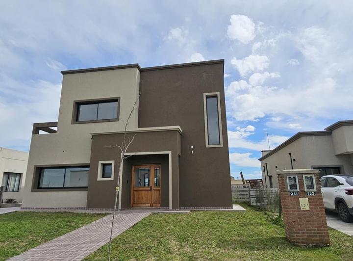 Casa · 224m² · 6 Ambientes · 3 Cocheras