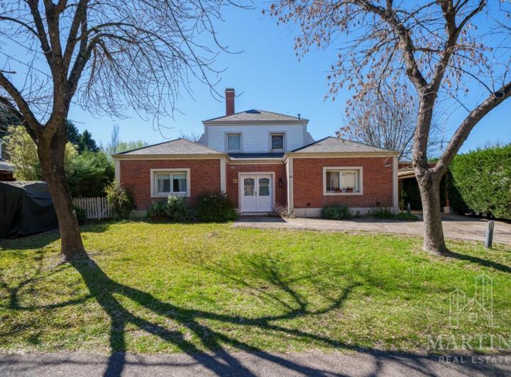 Casa · 210m² · 5 Ambientes · 4 Cocheras