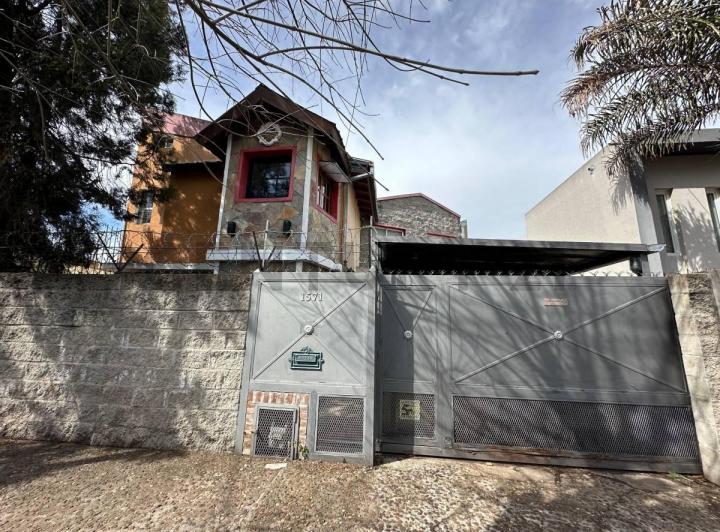Casa · 230m² · 6 Ambientes · 1 Cochera