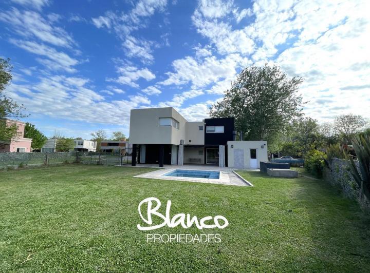 Casa · 220m² · 6 Ambientes · 2 Cocheras