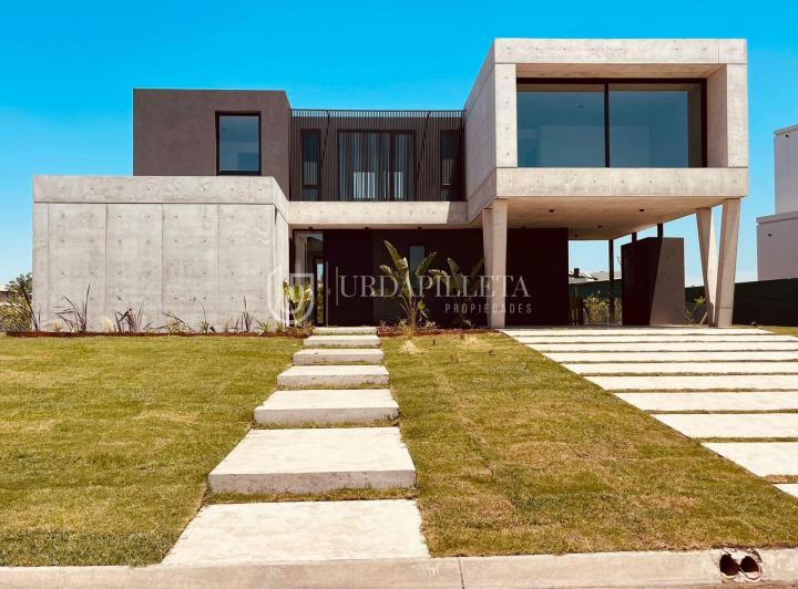 Casa · 276m² · 6 Ambientes · 2 Cocheras