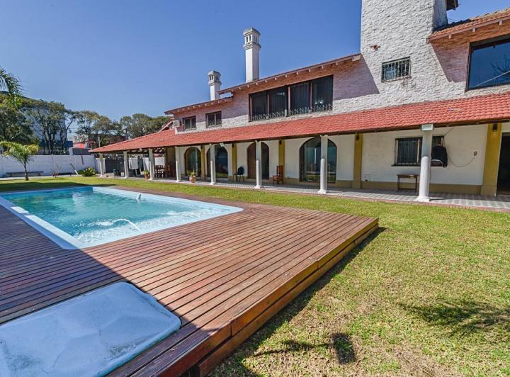 Casa · 338m² · 7 Ambientes · 1 Cochera