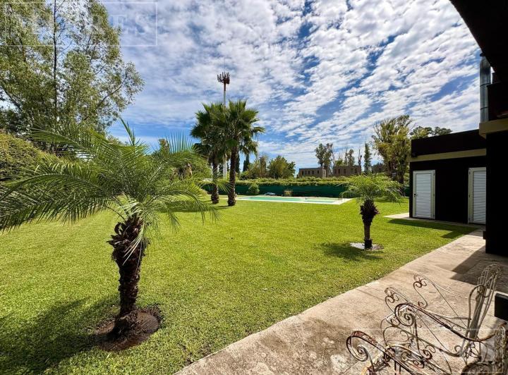 Casa · 285m² · 8 Ambientes · 5 Cocheras