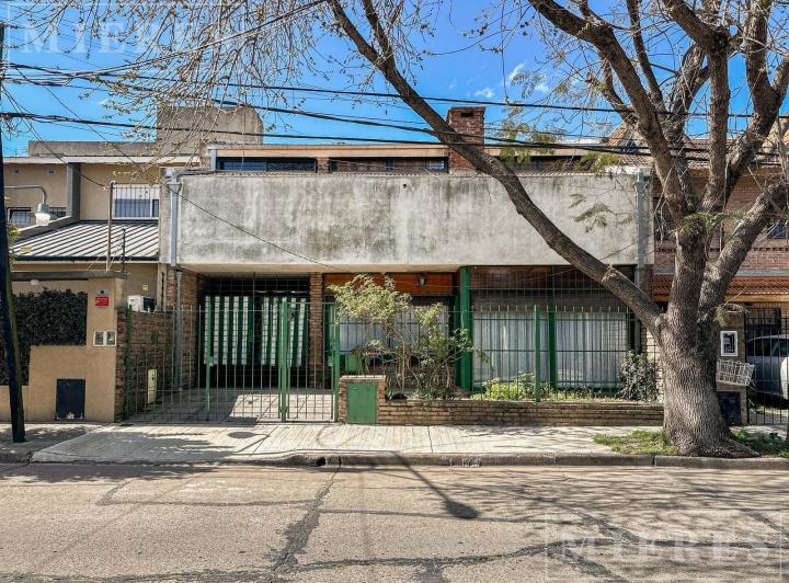 Casa · 191m² · 8 Ambientes · 3 Cocheras