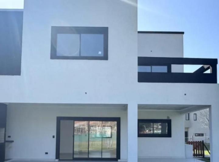 Casa · 225m² · 6 Ambientes · 2 Cocheras