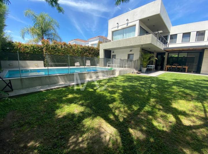 Casa · 247m² · 5 Ambientes · 3 Cocheras