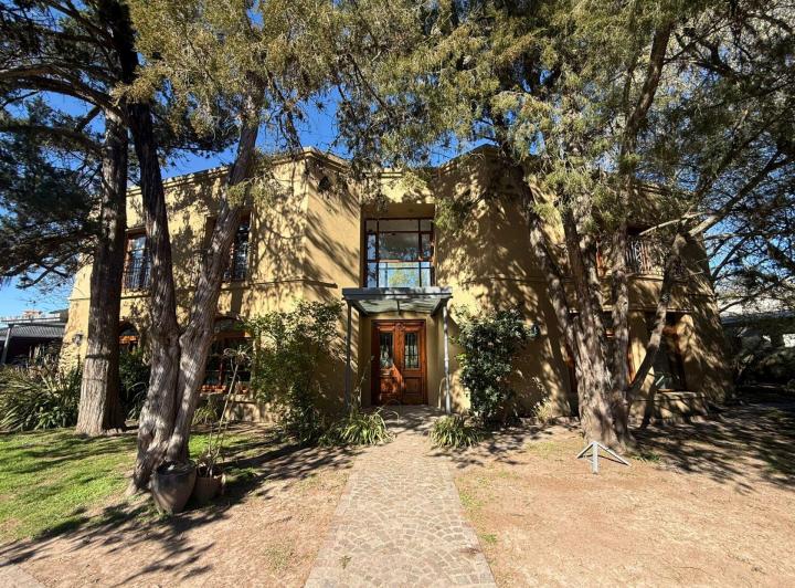 Casa · 344m² · 6 Ambientes · 3 Cocheras