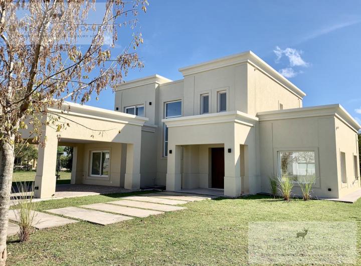 Casa · 256m² · 4 Dormitorios · 2 Cocheras