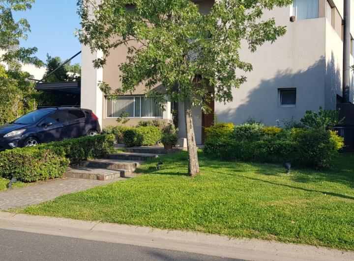 Casa · 220m² · 6 Ambientes · 6 Cocheras