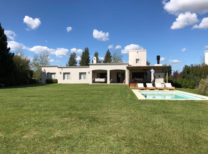 Casa · 200m² · 5 Ambientes · 2 Cocheras