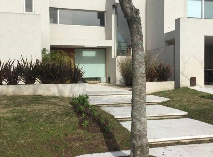 Casa · 400m² · 5 Ambientes · 2 Cocheras