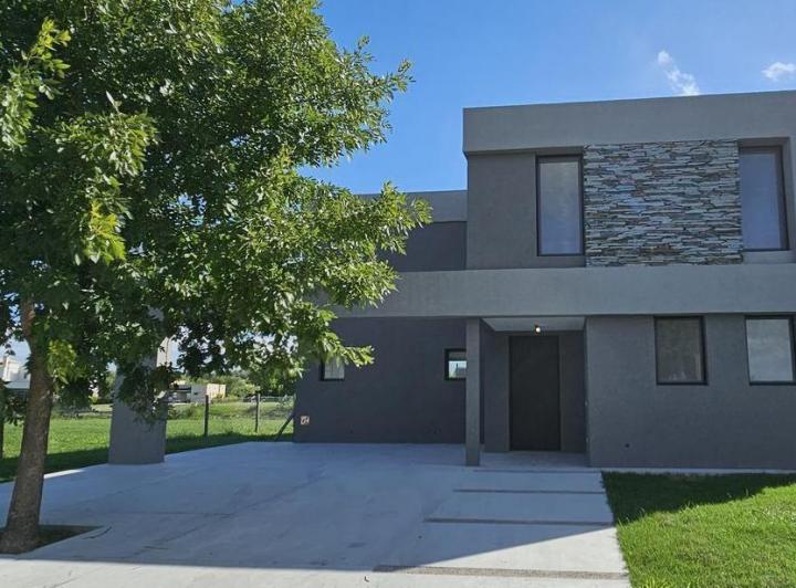 Casa · 227m² · 6 Ambientes · 2 Cocheras