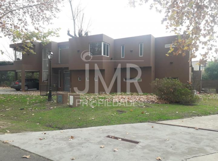 Casa · 170m² · 4 Dormitorios · 2 Cocheras