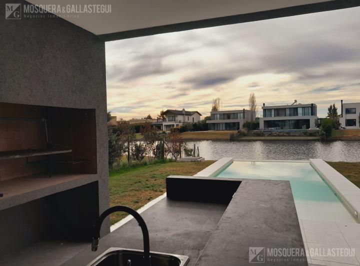 Casa · 260m² · 6 Ambientes · 6 Cocheras