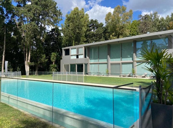 Casa · 1000m² · 6 Ambientes · 8 Cocheras