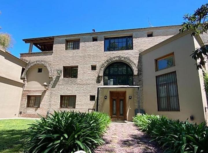 Casa · 310m² · 5 Ambientes · 3 Cocheras