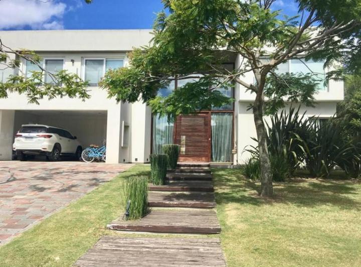 Casa · 635m² · 6 Ambientes · 7 Cocheras