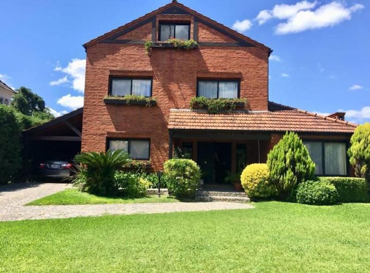 Casa · 245m² · 5 Ambientes
