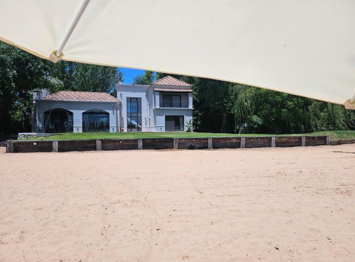 Casa · 350m² · 10 Ambientes · 2 Cocheras