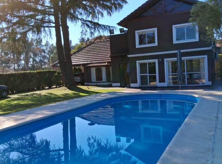 Casa · 220m² · 6 Ambientes · 2 Cocheras