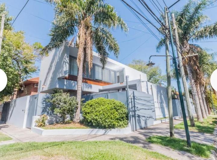 Casa · 250m² · 5 Ambientes · 2 Cocheras