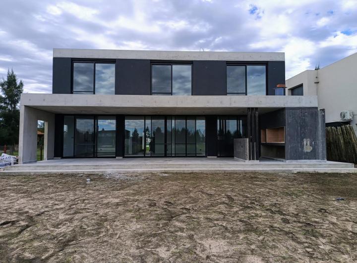 Casa · 256m² · 7 Ambientes · 2 Cocheras